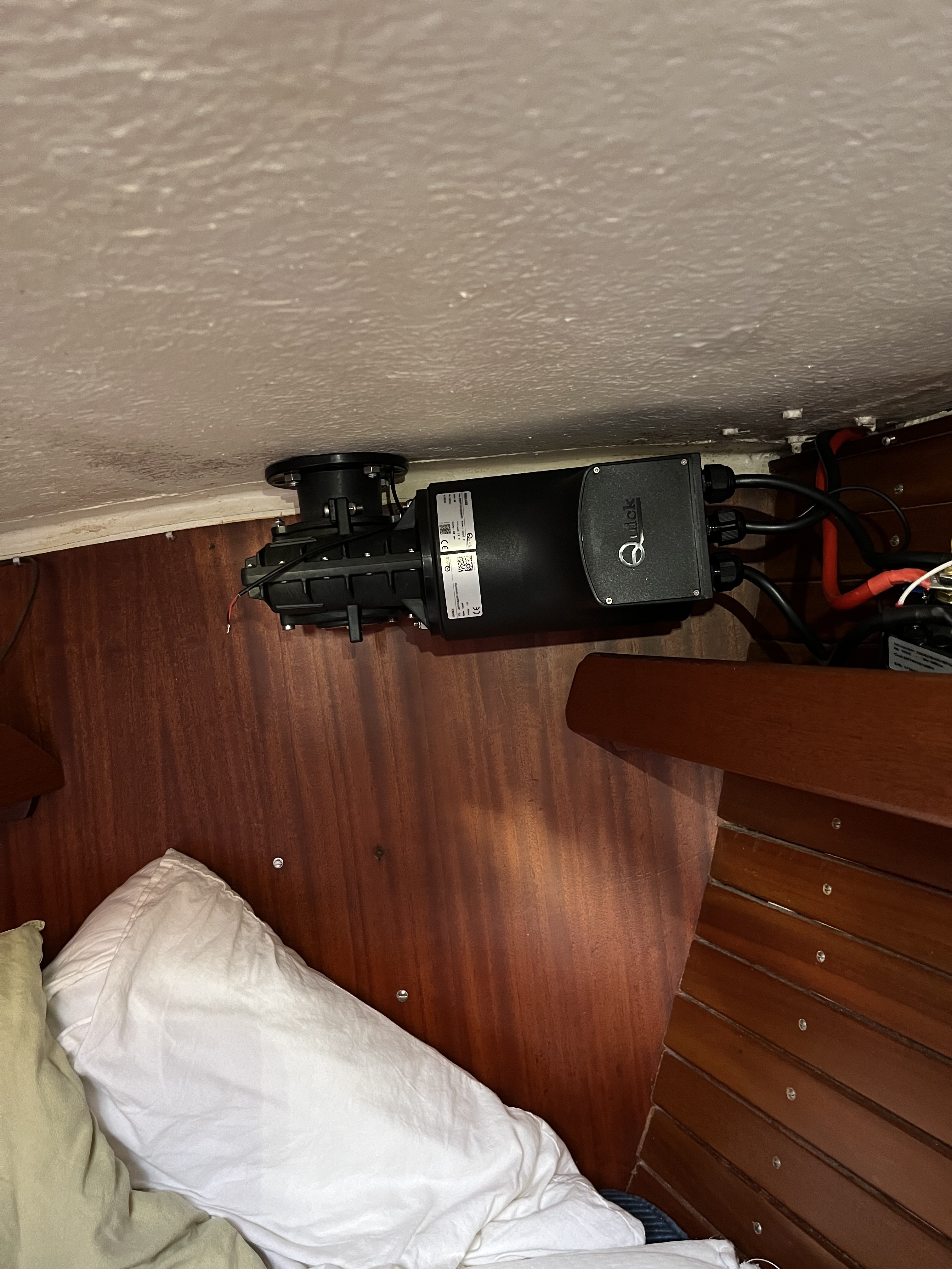 Anchor windlass installation