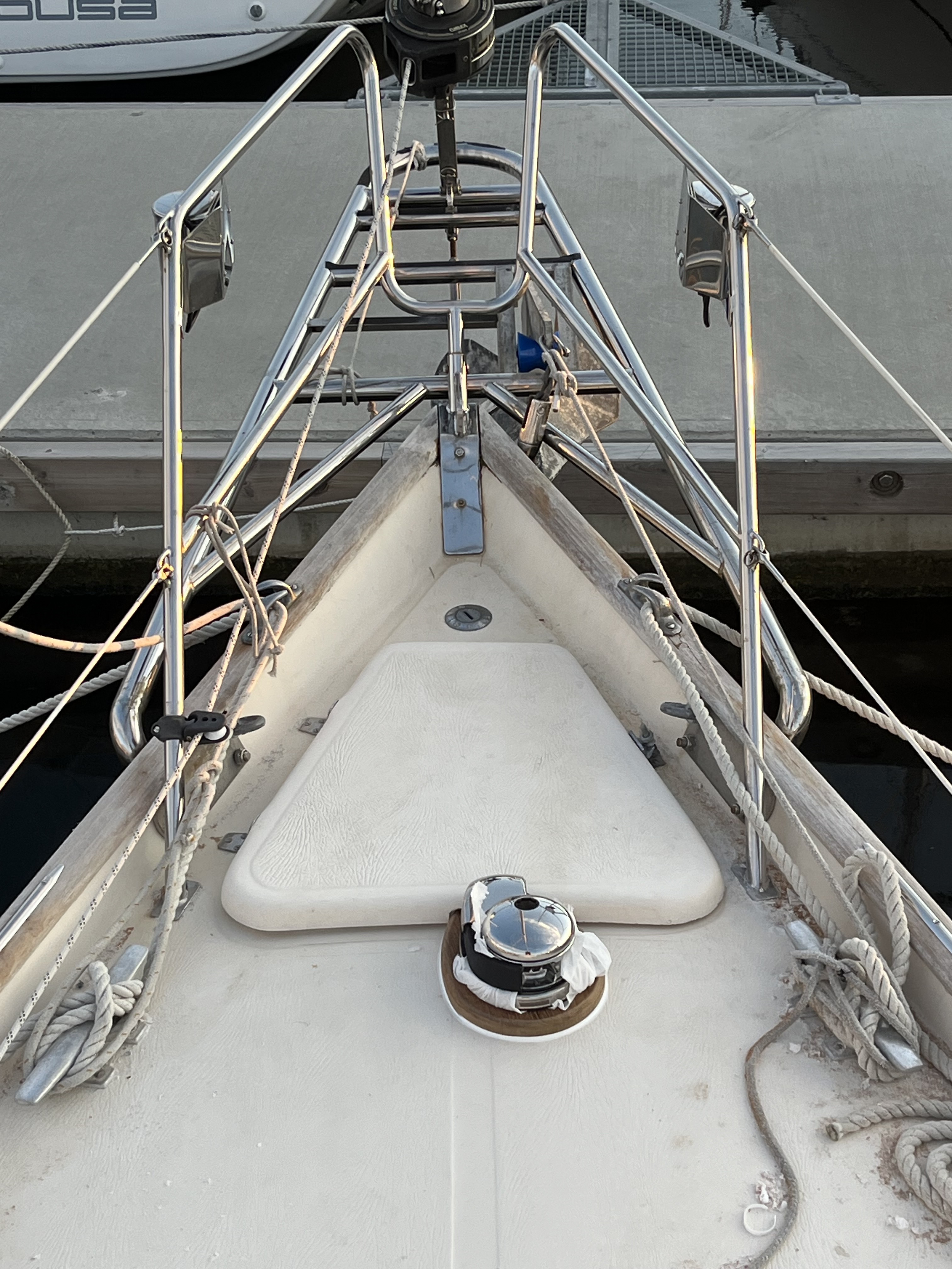 Anchor windlass installation
